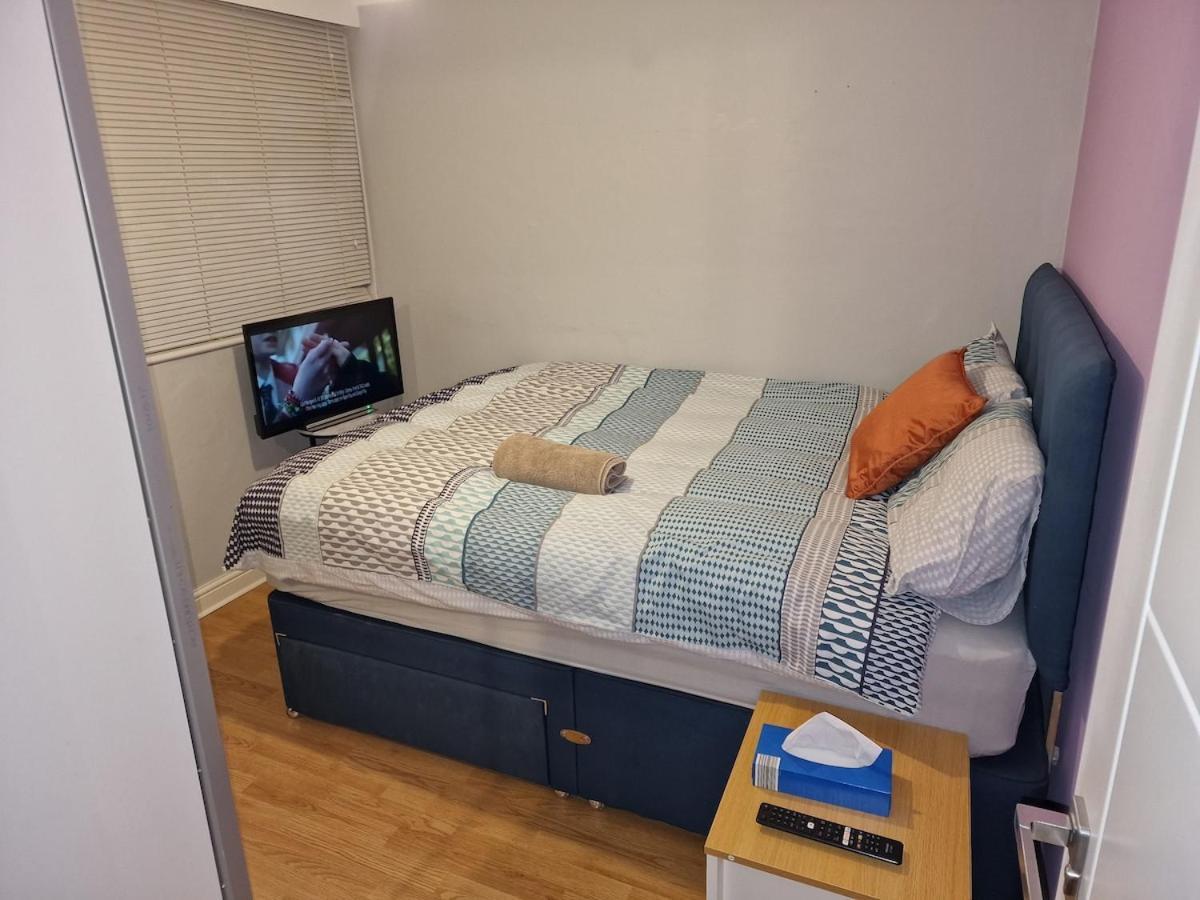 Nightrest Homes Hemel Hempstead Smart Tv In Each Room - Parking Eksteriør billede