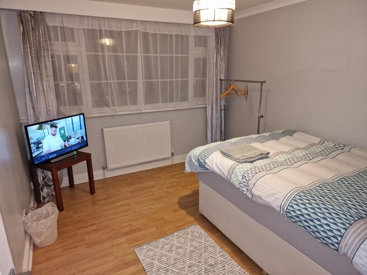 Nightrest Homes Hemel Hempstead Smart Tv In Each Room - Parking Eksteriør billede